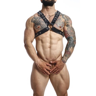 Harnais cuir noir avec anneau métallique sur torse tatoué