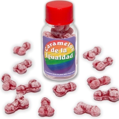 Frasco com caramelos em forma de pénis e rótulo colorido com texto em espanhol