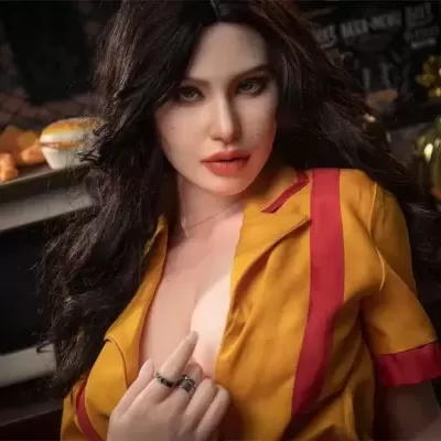 Boneca realista vestindo uniforme amarelo com vermelho em ambiente de cozinha