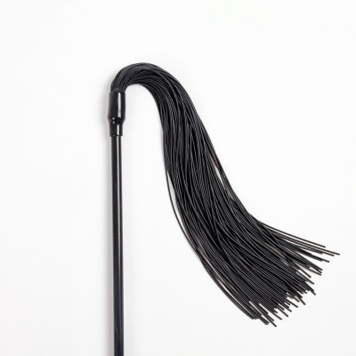 Chicote preto com cabo liso e múltiplos fios finos, sobre fundo branco