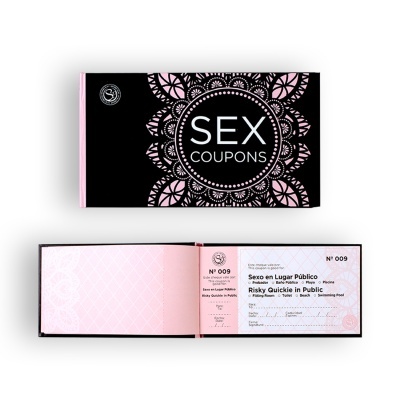 Livro de cupons sexuais com capa preta, padrão rosa e cupão aberto texto bilíngue.