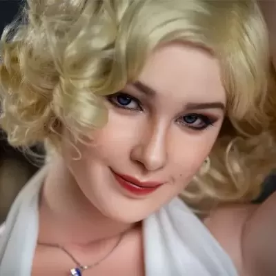 boneca realista com cabelo loiro ondulado e vestido branco