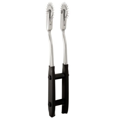 Utensílios metálicos com rodas dentadas e cabos pretos sobre fundo branco