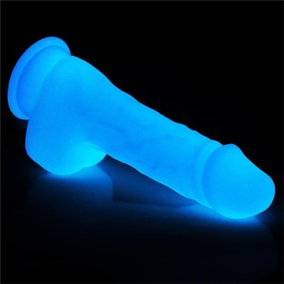 Dildo azul translúcido com textura anatómica em fundo preto