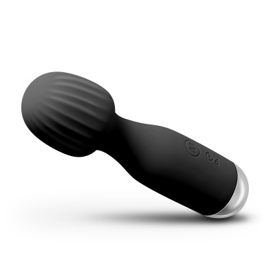 Vibrador de silicone preto com cabeça estriada e base prateada