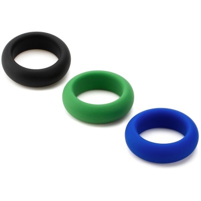 Três anéis de silicone largos nas cores preto, verde e azul