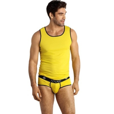 Homem a usar camisola interior e cuecas amarelas com detalhes pretos e cós preto com texto ANAÏS