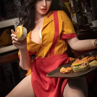 boneca realista segurando comida em ambiente de bar