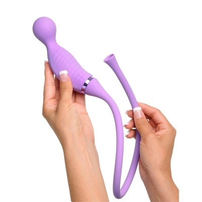 Dispositivo de massagem pessoal roxo em silicone com textura, segurado por mãos femininas