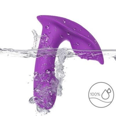 Produto roxo submerso em água com gotas e ícone 100% resistência à água