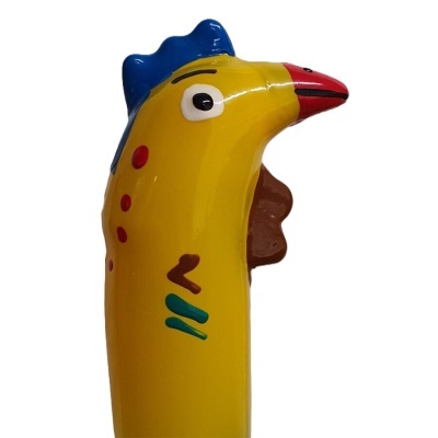 Boneco colorido em forma de galinha com detalhes pintados
