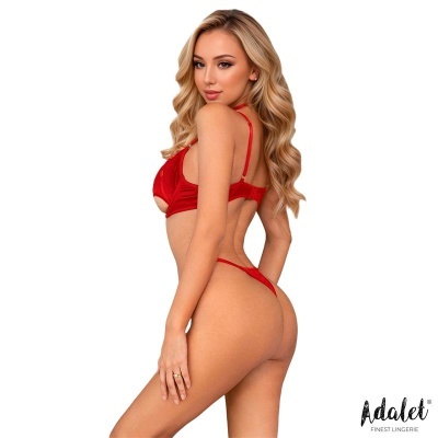 Conjunto de lingerie vermelho com soutien e cueca fina, fundo branco, logótipo Adalet