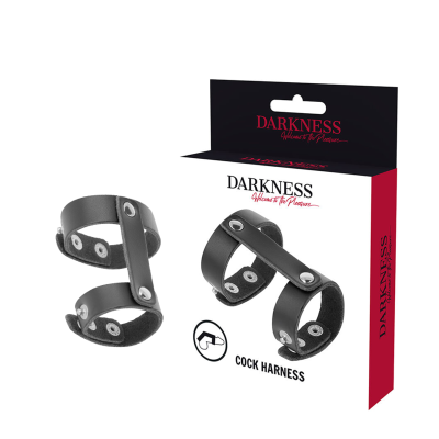 Cock harness preta com fechos metálicos, ao lado da embalagem com texto DARKNESS