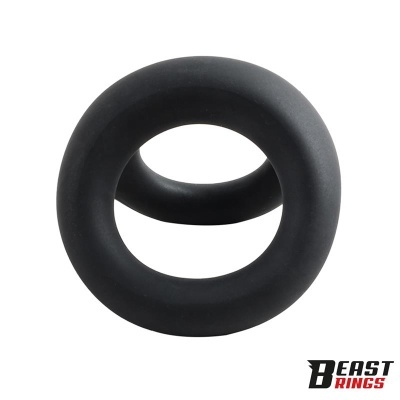 Dois anéis pretos circulares, textura lisa, fundo branco, texto BEAST RINGS preto e vermelho