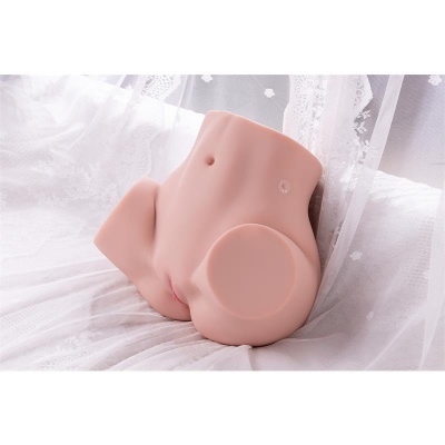 Modelo realista do torso inferior feminino em silicone cor de pele sobre tecido branco rendado