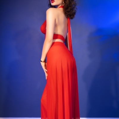 Vestido longo vermelho com decote costas nuas e tecido fluido