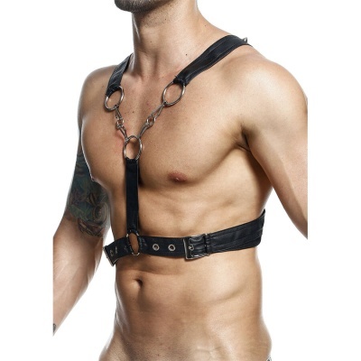 Arnês masculino preto em couro com argolas de metal no torso de homem nu.