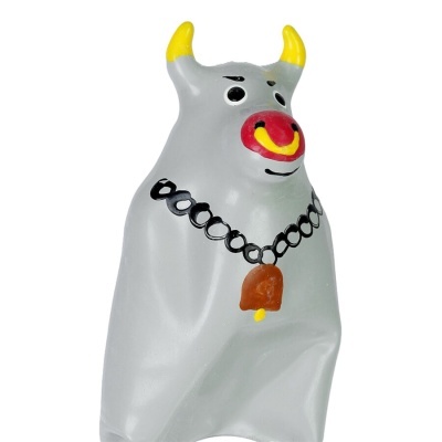 Figura decorativa de vaca cinzenta com chifres amarelos e acessórios coloridos