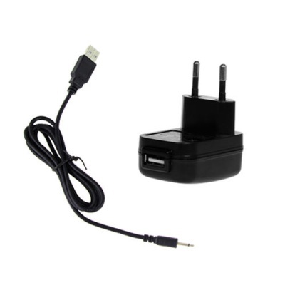 Carregador USB preto com ficha europeia e cabo USB