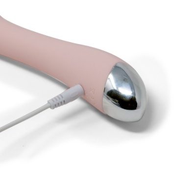 Massajador elétrico de mão rosa com cabeça metálica prateada e cabo branco