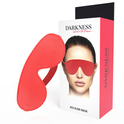 Máscara vermelha para os olhos com embalagem mostrando modelo a usá-la.
