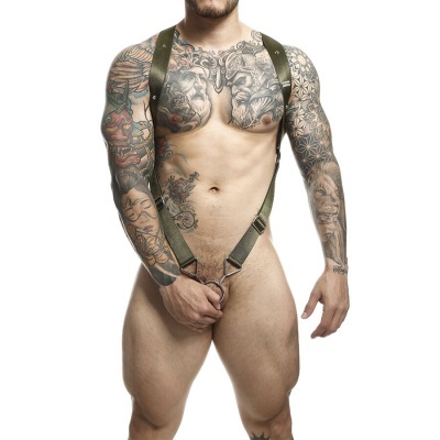 Homem musculado com arnês verde e tatuagens, fundo branco