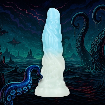Objeto em forma de falo azul e branco com textura de tentáculos, com fundo marinho escuro e tentáculos grandes.