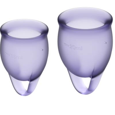 Dois copos menstruais roxos de silicone com marcações de 15 ml e 20 ml