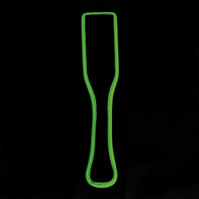 Tira verde luminosa com contorno preto sobre fundo preto
