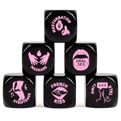 Dados pretos com textos e desenhos cor-de-rosa de atividades íntimas