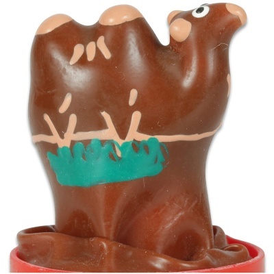 Figura de camelo de chocolate com decoração colorida numa base vermelha