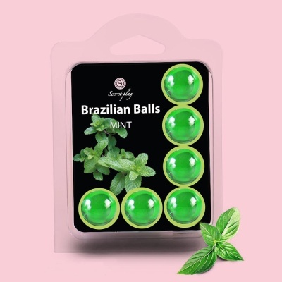 Pacote de bolas verdes Brazilian Balls MINT com folhas de hortelã numa embalagem preta e transparente sobre fundo rosa