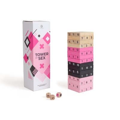 Jogo de torre em madeira colorida com dados e embalagem com design rosa