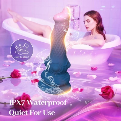 Produto azul texturizado à prova de água IPX7 em ambiente de banheira com pétalas de rosa