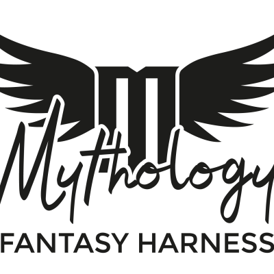 Logotipo cinza escuro com coluna e asas, texto Mythology Fantasy Harness