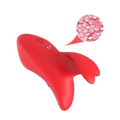 Produto vermelho em silicone com forma aerodinâmica e extremidades largas semelhantes a uma cauda de peixe, botão e sensores
