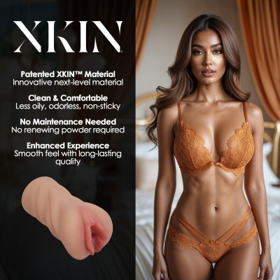 Produto masculino em silicone e mulher com lingerie rendada cor ferrugem num quarto