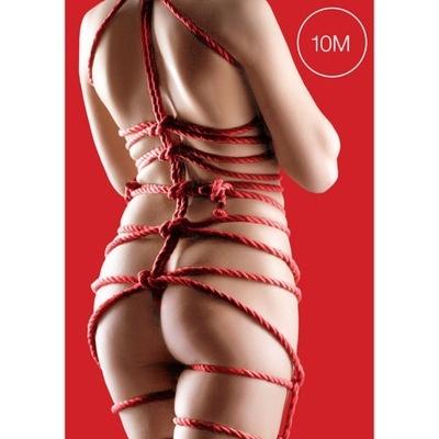 Pessoa nua amarrada com corda vermelha, fundo vermelho