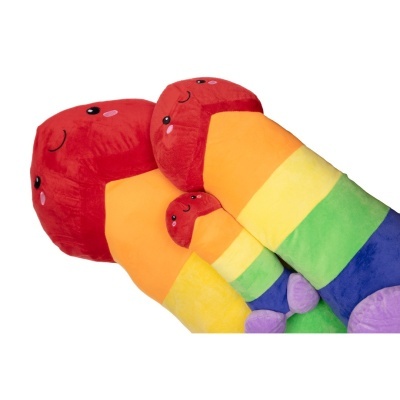 Peluches coloridos com faixas horizontais e caras sorridentes