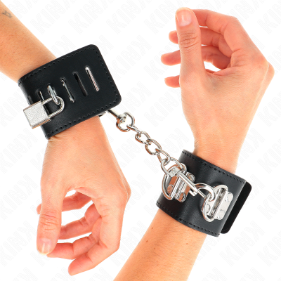 Algemas em couro preto com corrente de metal