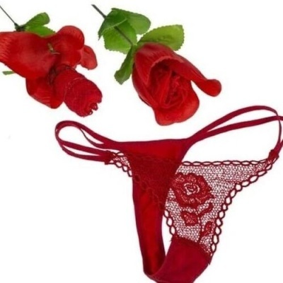 Tanga vermelha com renda e flores e duas rosas vermelhas
