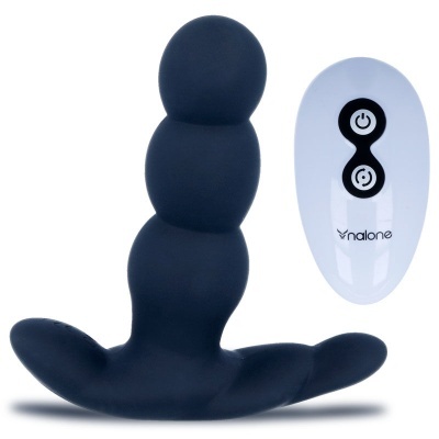Dispositivo preto de silicone com três esferas e controle remoto branco com botões pretos da marca Nalone