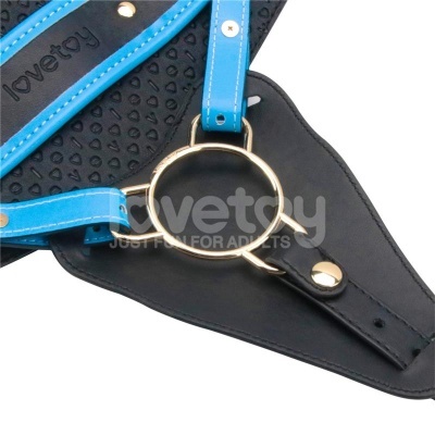 Produto em pele preta e azul com argola dourada