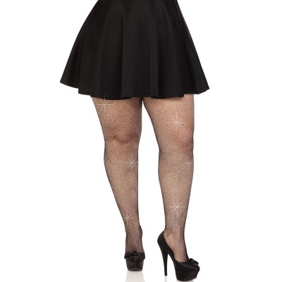 Pernas femininas com meias de rede pretas brilhantes, saia preta e sapatos de salto alto pretos.