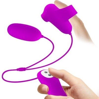 Dispositivo eletrônico roxo com controle remoto nas mãos