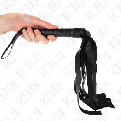 Mão segurando chicote preto de tiras com pega revestida