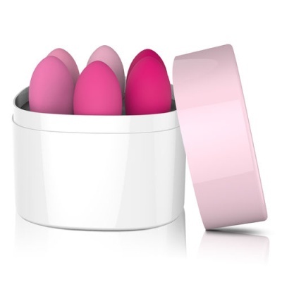 Estojo branco com tampa rosa ao lado e quatro esponjas de maquilhagem rosa dentro.