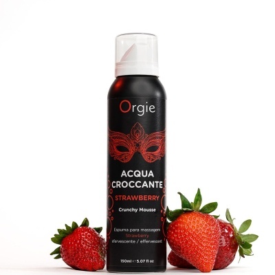 Frasco preto de mousse com morangos ao redor
