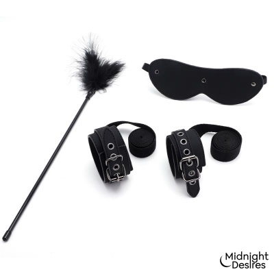 Conjunto preto de venda para olhos, tornozeleiras com fivelas e pena com haste