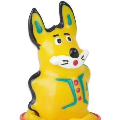 Figura amarela com orelhas pontudas e detalhes coloridos em fundo branco